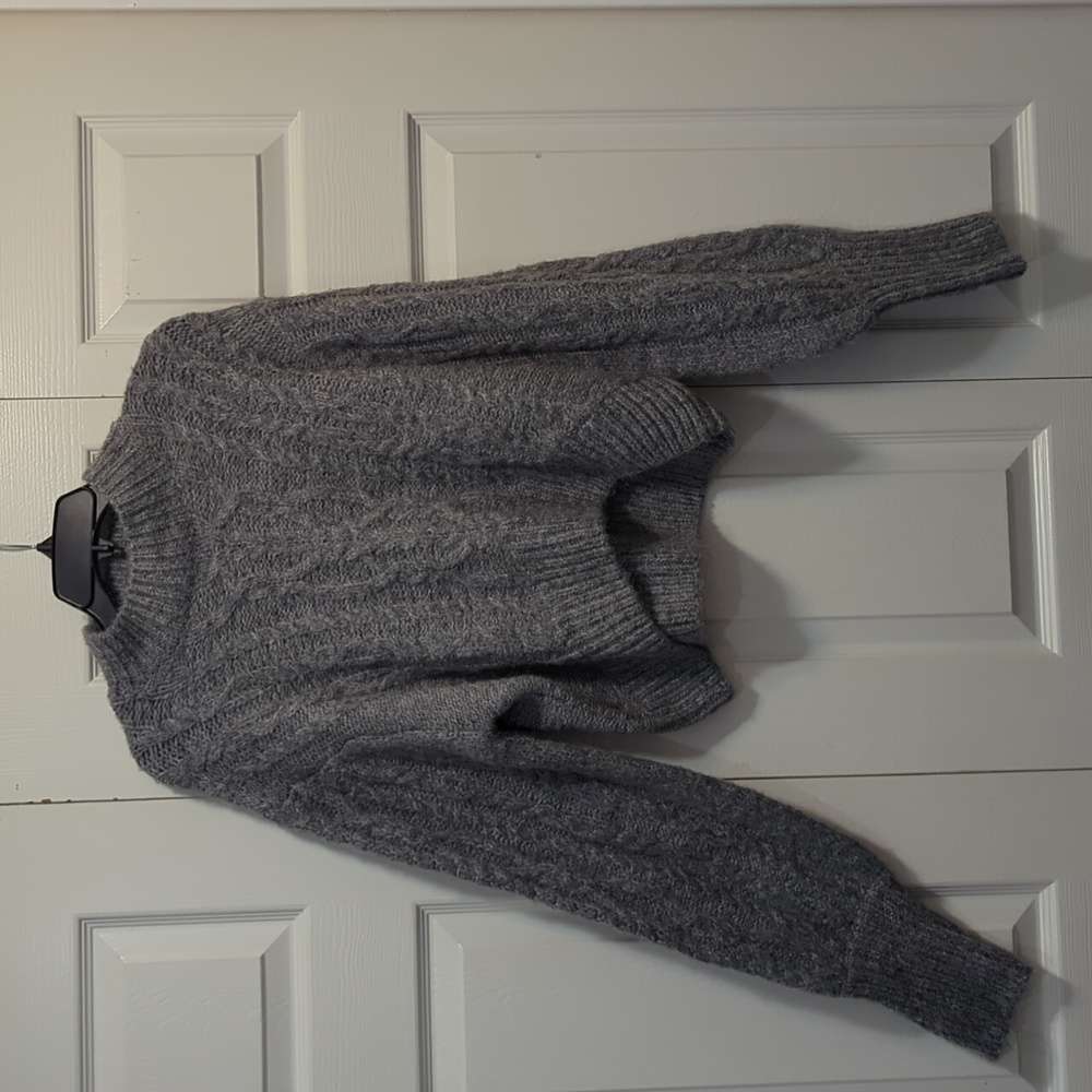 NWOT. Forever 21 Gray Cropped Sweater.